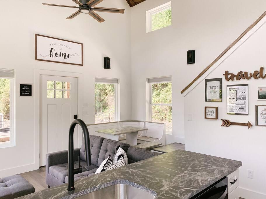 Appartement Modern Smoky Mountain Tiny House à Pigeon Forge Extérieur photo